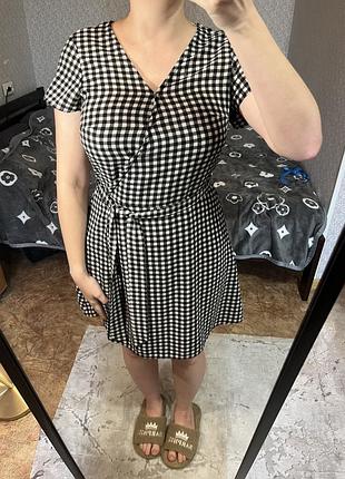 Жіноча сукня в клітинку, чорно-біла