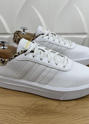 Оригінальні кросівки adidas