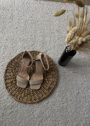 Туфлі босоніжки