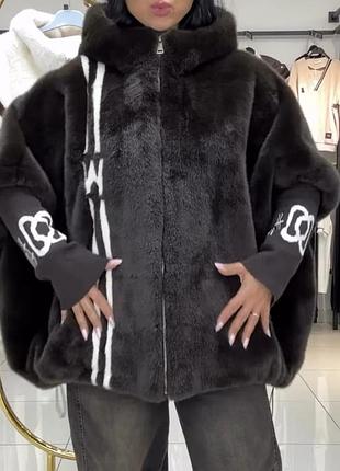 Невероятно крутые шубки с надписью на рукавах,с капюшоном и на молнии,люкс качество, емкость, до 130+