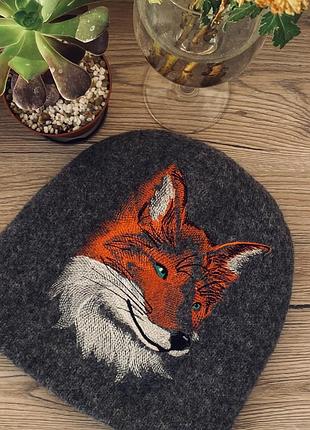 Тепла вовняна шапка з лисицею