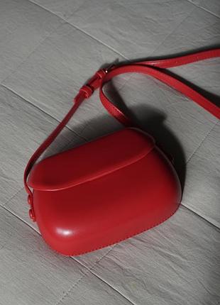 Яскрава червона сумка через плече
