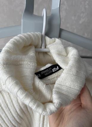 Білий в’язаний светр із високим комірцем. розмір xxs, але йде на s. бренд: new yorker.