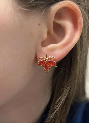 Золоті сережки- гвоздики з червоним кленовим листочком з цирконієм 14k