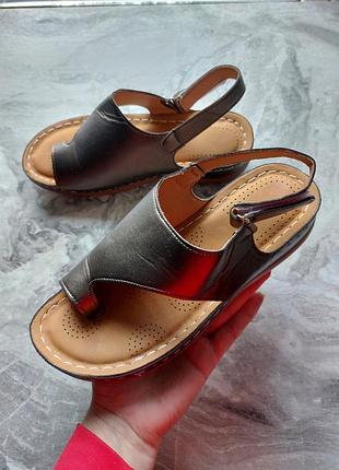 Стильні легкі босоніжки срібні ,трендові босоніжки через палець