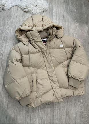 Діночий обʼємний пуховик levi’s. розмір м.
