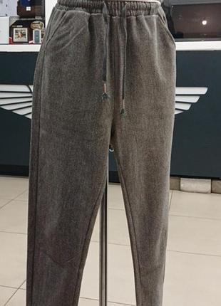 Серые брюки с узором "елочка" на резинке