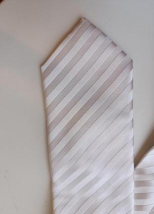 Белый шелковый галстук в полоску.
