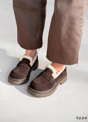 Натуральные замшевые зимние утепленные лоферы цвета шоколад