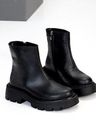 Натуральные демисезонные ботинки зауженные к верху на замке