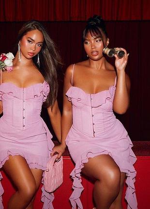 Корсетна сукня з трояндою та рюшами prettylittlething