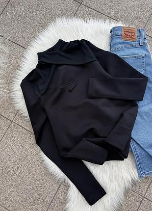 Чорний лонгслів nike з переплетенням по шиї та вирізом на грудях