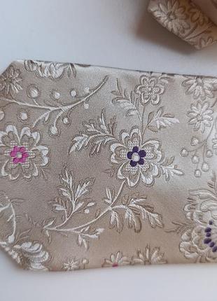 Шелковый галстук цветы.