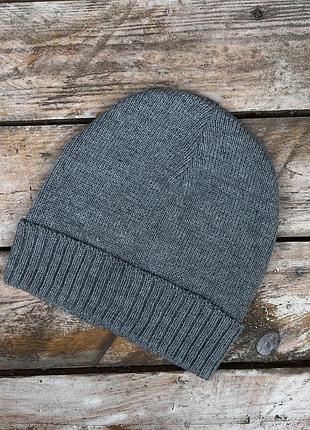 Сіра в'язана шапка