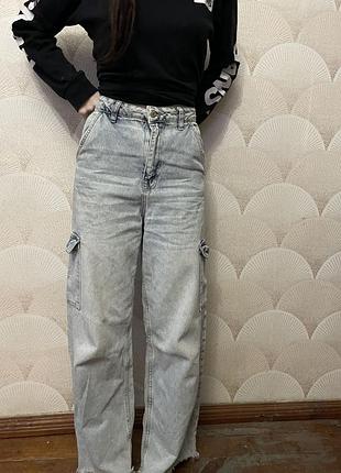 Джинсы с карманами со стороны