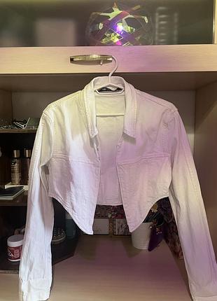 Жіноча біла укорочена джинсова куртка в корсетному  від zara.