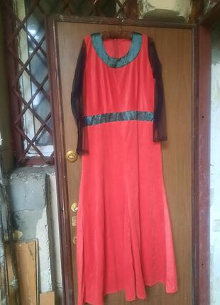 Красное платье в стиле средневековья