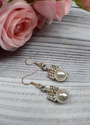Вишукані сережки-крапельки з перлами