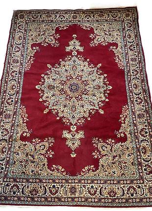 Ковер с персидскими узорами и бахромой