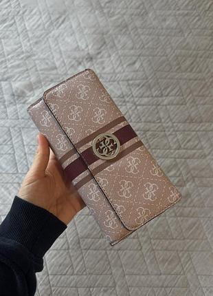 Рожевий жіночий гаманець бренду guess