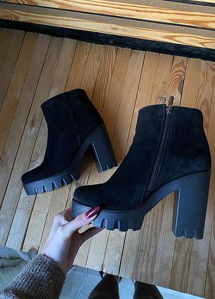Продам замшеві зимові ботильйони на високому каблуку.
