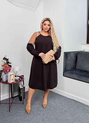 Вечернее платье свободного фасона декорировано сеткой с манжетами на рукавах