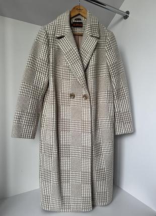 Пальто тепле, на підкладці, є кишені, є пасок. стан відмінний. застібається на ґудзики та кнопки.  . розмір м-l