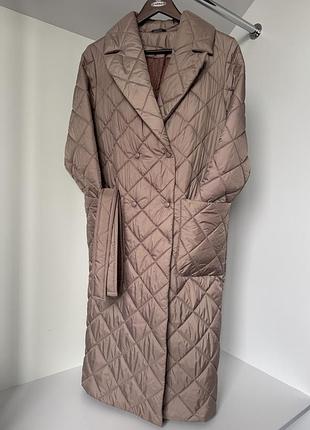 Пальто стьобане , тепле . колір рожевий холодний. стан відмінний. застібається на кнопки , є кишені, пасок. розмір s-м.