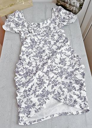 Платье белое черная короткая цветочный принт