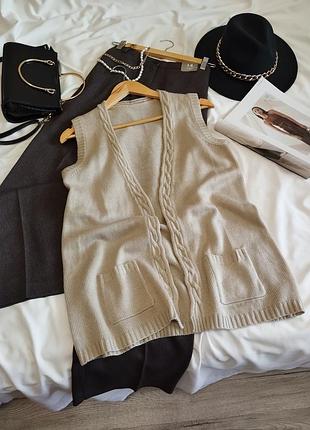 Элегантный вязаный жилет с "косами", светло-беж