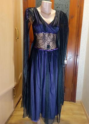 Карнавальное черное длинное платье украшено пайетками