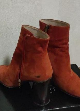 Очень удобные minelli ботинки ботиночки женские замшевые внутри кожа мягкая, 36, каблук красивый 8 см, стелька 23.8, но лучше 23-23.3
цвет – рыжий,