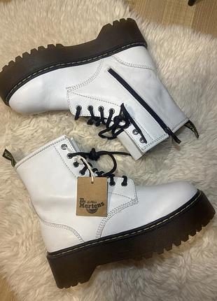 Ботінки шкіряні білі dr. martens розмір 39