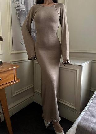 Сукня довга з відкритою спиною та широким рукавом