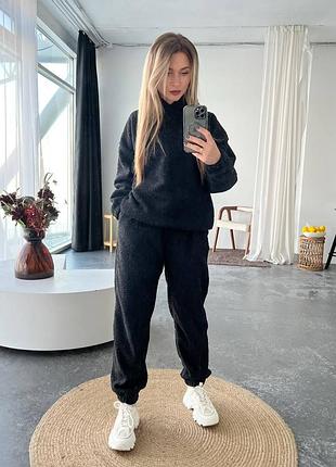 Теплый стильный женский брючный костюм