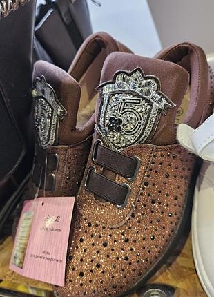 Кроссовки в камине