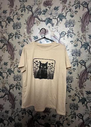 Бежева футболка з чорним котом