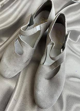 Шкіряні туфлі на маленькому каблучку р 42