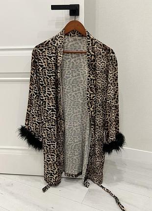 Шовковий леопардовий халатик з пірʼям