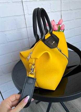 Стильная и вместительная, большая и объемная сумка на молнии