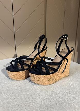 Босоніжки на корковій танкетці 37р asos