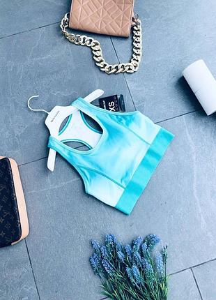 Спортивный топ workout с этикеткой