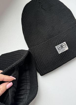 Шапка чорна на флісі рубчик