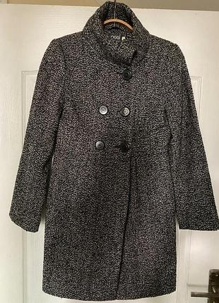 Жіноче пальто. на ґудзиках,з карманами. трохи разширене у низу. розмір 36/s/44. 38/m/46