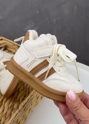 Хайтопы детские бежевые на плюше, на липучке, пошнурках, с супинатором, очень легкие, блестящие, мягкие, удобные