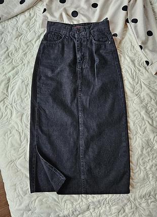 Чорна довга джинсова спідниця з розрізом