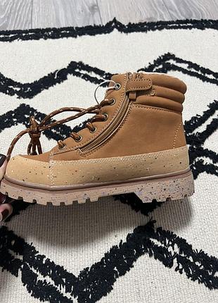 Чоботи черевики взуття