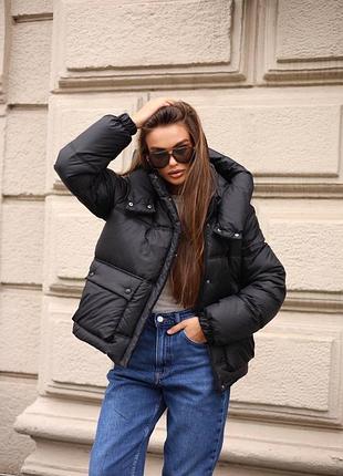 Куртка пуховик зима чорна з капюшоном на кнопках та блискавці коротка