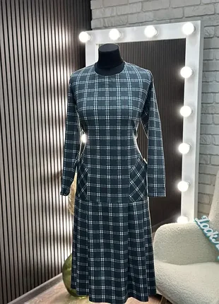 Стильна жіноча трикотажна сукня, батального розміру, сіра в кліітинку