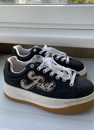 Кросівки bershka у багатобарвному дизайні. чудовий вибір для містських прогулянок та стильних образів. стильно та комфортно!